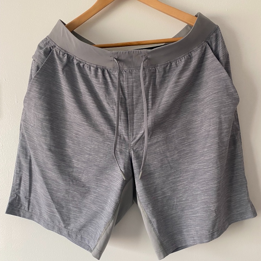 Mens Lululemon T.H.E. short 9' with liner in EUC